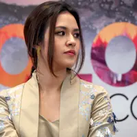 "Aku mencoba mengangkat cerita tentang girl power. Tapi aku gak mau sekadar lirik yang bercerita tentang betapa kuatnya seorang wanita," kata Raisa di kantor MD Entertainment, Setiabudi, Jakarta Selatan, Senin (27/11/2017). (Nurwahyunan/Bintang.com)