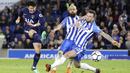 Aksi pemain Tottenham, Son Heung-Min (kiri) melepaskan tembakan melewati adangan para pemain Brighton pada lanjutan Premier League di AMEX Stadium, Brighton, (17/4/2018). Tottenham bermain imbang 1-1 lawan Brighton. (Gareth Fuller/PA via AP)