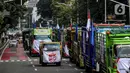 Ratusan truk terlihat berjalan pelan dan berkonvoi menuju kantor Kementerian Koordinator Infrastruktur dan Pembangunan Kewilayahan di jalan MH Thamrin, Jakarta Pusat. (Liputan6.com/Herman Zakharia)