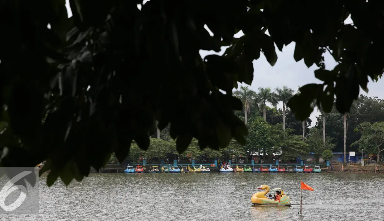 Warga berekreasi dengan perahu bebek di kawasan Setu Babakan, Jakarta Selatan, Jumat (25/11). Gubernur non-aktif DKI Jakarta Basuki Tjahaja Purnama menegaskan sangat mendukung pelestarian budaya Betawi. (Liputan6.com/Immanuel Antonius) 