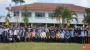 Citizen6, Lampung:  Menteri Kelautan dan Perikanan Sharif C Sutardjo melakukan foto bersama dengan pegawai BBL Lampung setelah acara usai.  (Pengirim: Efrimal Bahri)