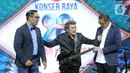 Penyanyi dangdut Rhoma Irama (tengah) berbincang bersama Menteri Pariwisata dan Ekonomi Kreatif Sandiaga Uno (kanan) dan Gubernur Jawa Barat Ridwal Kamil (kiri) pada acara HUT ke-28 Indosiar di Studio 6 EMTEK City, Jakarta, Rabu (11/1/2023). Rhoma Irama membawakan lagu berjudul "Butter" dari BTS dan duet bareng Sandiaga Uno serta Ridwan Kamil saat membawakan lagu berjudul "275 Juta". (Fimela.com/Bambang E. Ros)