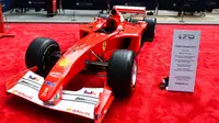 Mobil mantan pembalap Ferrari F1, Michael Schumacher saat dipamerkan di perayaan ulang tahun Ferrari ke-70 di Rockefeller Plaza, New York, AS (8/10). (AFP Photo/Jewel Samad)
