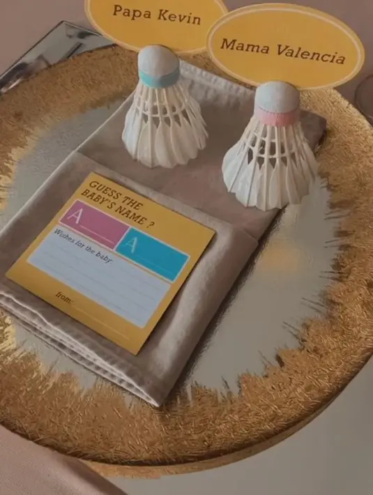 Kevin berhasil memukul smash kok dengan isi smoke bomb berwarna pink yang menandakan anaknya bakal perempuan.   [Instagram/liliana_tanoesoedibjo/valenciatanoe]