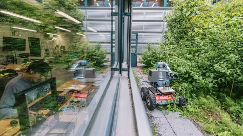 Robot pemetik tomat yang dirancang dengan ChatGPT oleh para peneliti dari TU Delft dan EPFL bergerak melalui lingkungan pengujian. Kredit: Adrien Buttier / EPFL