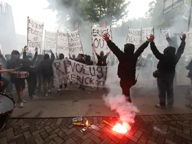 Suporter timnas Indonesia, Ultras Garuda, menggelar aksi unjuk rasa di depan Kantor PSSI, GBK Arena, Senayan, Jakarta Pusat, Jumat (14/11/2025). Aksi ini dilakukan sebagai bentuk protes dan tuntutan evaluasi total terhadap kinerja PSSI setelah kegagalan timnas melaju ke Piala Dunia 2026. (Bola.com/M Iqbal Ichsan)