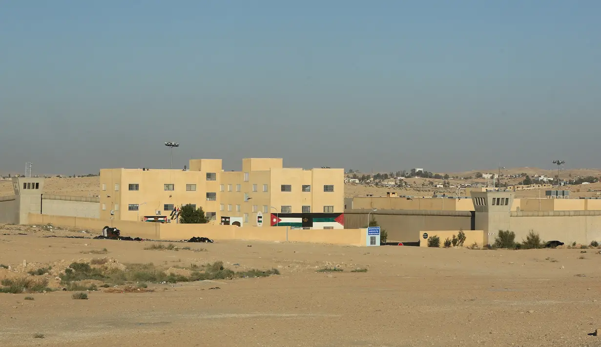 Suasana di luar pusat rehabilitasi di Zarqa, 30 kilometer timur Amman, Yordania (11/7). Zarqa merupakan kota dengan penduduknya berjumlah 437.000 jiwa  pada tahun 2005. (AFP Photo/Khalil Mazraawi)