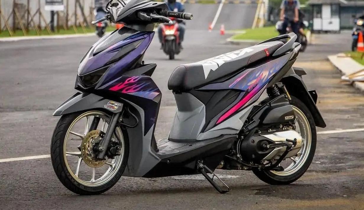 BeAT juga bisa dibuat lebih rendah. Motor ini jadi terlihat lebih dinamis dan sporty berkat penggunaan suspensi lebih pendek. Kesan agresif diperkuat dengan kelir ungu yang dilengkapi decal api. (Source: Instagram/@bimacosslow)