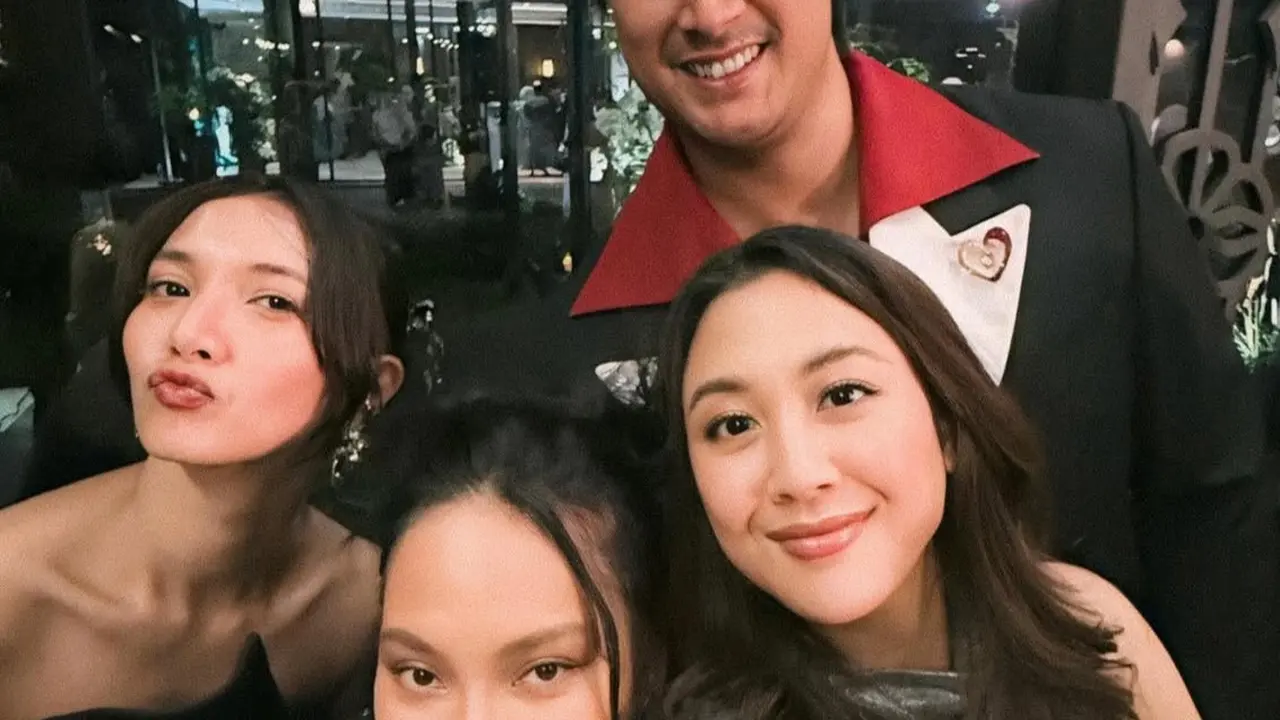 Gaya Artis dan Musisi Hadir Kondangan Kerabat