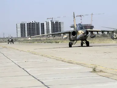 Pesawat Sukhoi Su-25 pesanan pemerintah Irak tiba di al-Muthanna, Baghdad, (1/7/2014). (REUTERS/ Stringer)