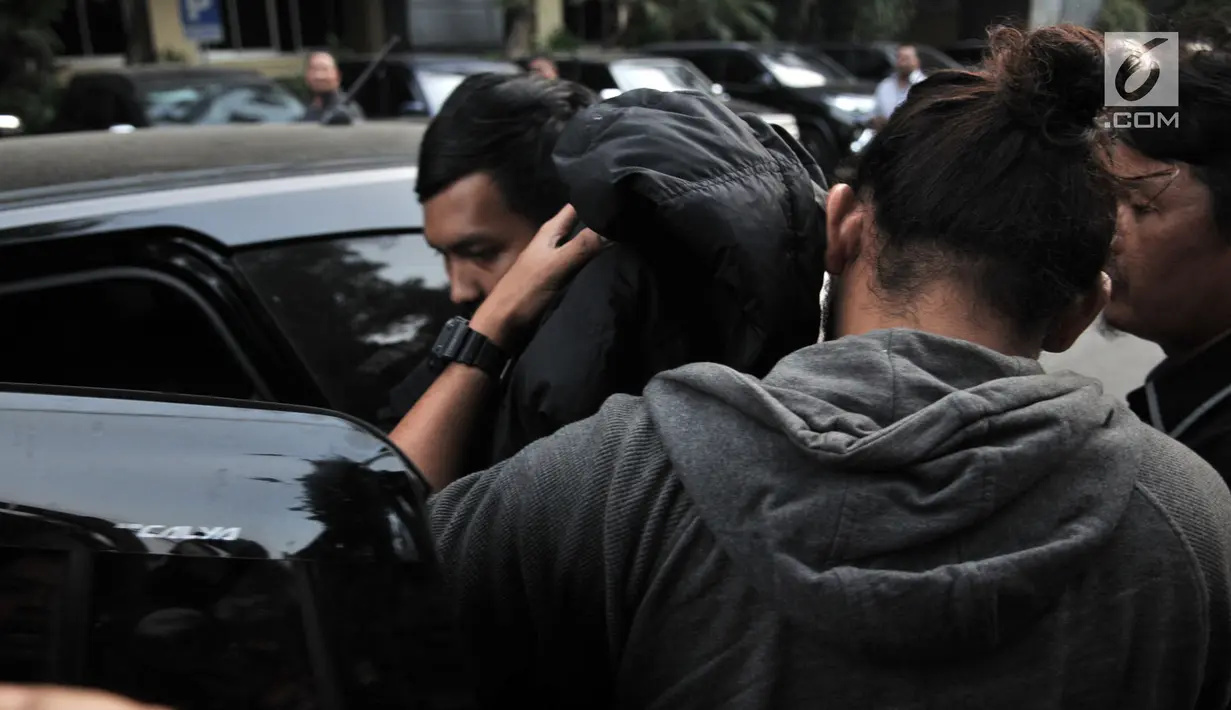 Tersangka kasus pembunuhan suami dan anak tiri, Aulia Kesuma menutupi wajah dengan jaket saat tiba di Mapolda Metro Jaya, Jakarta, Kamis (29/8/2019).  Aulia Kesuma dikenakan  Pasal 338 dan 340 (KUHP tentang pembunuhan berencana). (merdeka.com/Iqbal S. Nugroho)
