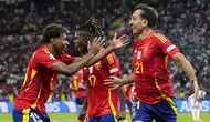 Selebrasi gelandang Timnas Spanyol, Mikel Oyarzabal (kanan) bersama rekannya, Nico Williams (tengah) dan Lamine Yamal usai mencetak gol kedua timnya ke gawang Timnas Inggris pada laga final Euro 2024 di Olympiastadion, Berlin, Jerman, Minggu (14/7/2024). (AP Photo/Manu Fernandez)