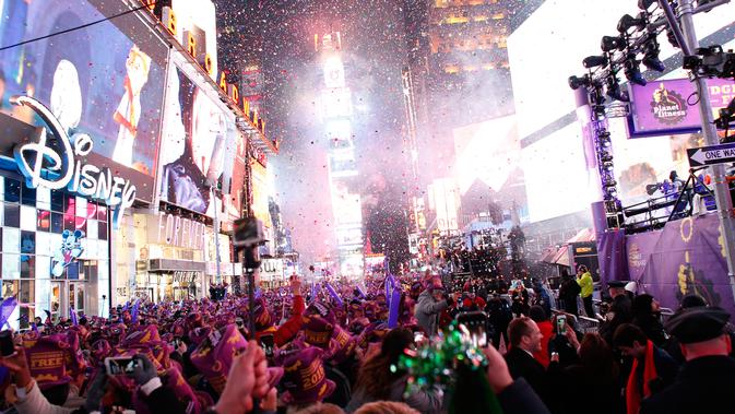 Kemeriahan warga New York saat perayaan tahun baru di Times Square, New York, AS  (1/1/2016). (AFP Photo / Kena Betancur)