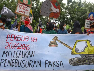 Sejumlah massa Koalisi Rakyat Menolak Penggusuran (KRMP) melakukan aksi di depan Balai Kota DKI Jakarta, Kamis (24/2/2022). Massa menuntut Gubernur DKI untuk mencabut Pergub No 207 Tahun 2016 tentang Penerbitan Pemakaian atau Penguasaan Tanah Tanpa Izin Yang Berhak. (Liputan6.com/Herman Zakharia)