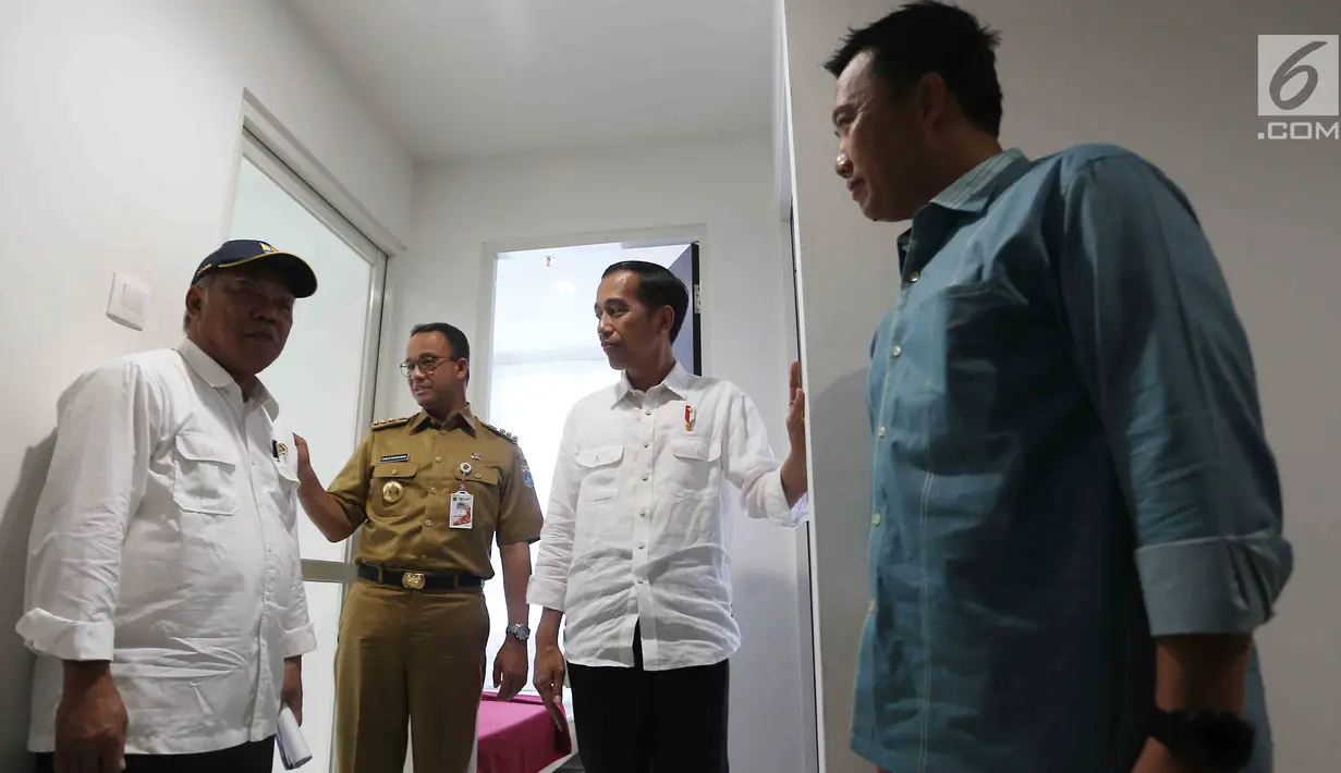 Presiden Joko Widodo didampingi Gubernur DKI Anies Baswedan, Menteri PUPR Basuki dan Menpora Imam Nahrawi saat meninjau wisma atlet Asian Games 2018 di Kemayoran, Jakarta, Senin (26/2). (Liputan6.com/Angga Yuniar)