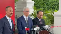 CEO Apple Tim Cook bersama Menperin Agus Gumiwang Kartasasmita dan Menkominfo Budi Arie Setiadi usai bertemu Presiden Jokowi di Istana Kepresidenan, Jakarta, Rabu 17 April 2024. (Liputan6.com/Lizsa Egeham)