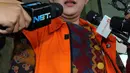 Staff anggota DPR Damayanti Wisnu Putranti, Dessy A Edwin menjawab pertanyaan wartawan usai menjalani pemeriksaan di KPK, Jakarta, Jumat (4/3). Dessy tertangkap dalam operasi tangkap tangan (OTT) KPK. (Liputan6.com/Helmi Afandi)