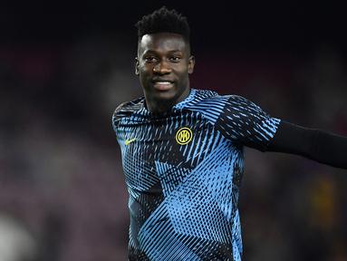 Andre Onana baru saja didatangkan Manchester United dari Inter Milan pada bursa transfer musim panas 2023/2024. Andre Onana tercatat sebagai pemain Kamerun keenam yang bermain di Premier League Liga Inggris sejak 7 tahun terakhir. Berikut daftar lengkap keenam pemain tersebut. (AFP/Pau Barrena)
