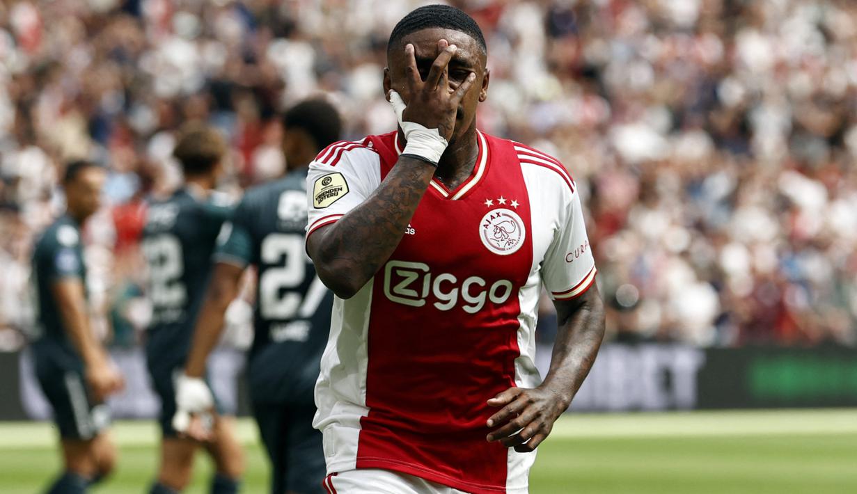 Steven Bergwijn. Sayap kiri Belanda berusia 25 tahun ini tercatat pernah 2,5 musim membela Tottenham Hotspur mulai tengah musim 2019/2020 higga akhir musim 2021/2022. Sempat menjadi andalan sebelum kedatangan Antonio Conte pada awal musim 2021/2022, ia akhirnya hengkang setelah lebih banyak dicadangkan saat dibesut Antonio Conte. Bersama Ajax Amsterdam yang dibelanya sejak awal musim 2022/2023 ia telah tampil dalam 24 laga di semua ajang dengan torehan 11 gol dan 4 assist. (AFP/ANP/Maurice van Steen)
