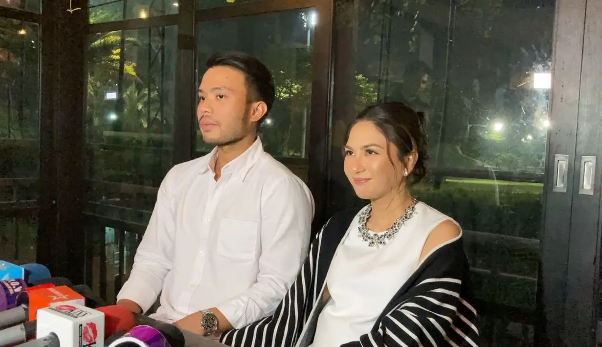 "Awal ngabarin ke keluarga sih sebenarnya kita sempat bikin video ekspresi keluarga gitu. Nah ketika dikasih tahu, semua terharu dan nggak nyangka (sudah hamil)," ungkap Jessica Mila saat ditemui di kawasan Senayan, Jakarta Selatan, Sabtu (7/10) malam di lansir dari Kapanlagi. [Foto: KapanLagi.com/Muhammad Akrom Sukarya]