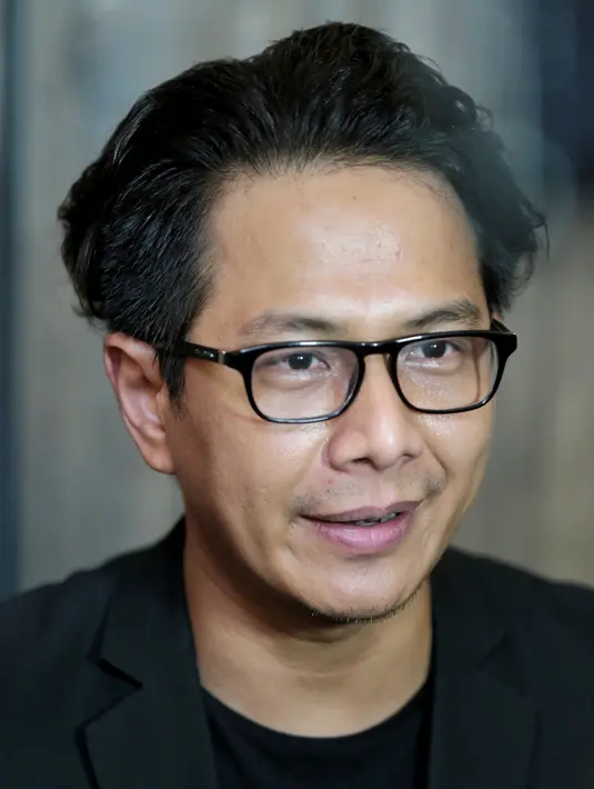 Menurut Delon, artis cantik berambut panjang itu langsung mengundang dirinya saat tampil di acara pernikahan Glenn Alinskie dan Chelsea Olivia. (Adrian Putra/Bintang.com)