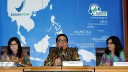 Plt Kepala Badan BPOM, Bahdar Johan H (tengah) bersiap menjawab pertanyaan terkait temuan vaksin palsu di Gedung BPOM, Jakarta, Selasa (28/6). BPOM meminta maaf atas luputnya pengawasan produk kesehatan tersebut. (Liputan6.com/Helmi Fithriansyah)