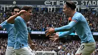 Penyerang Manchester City, Julian Alvarez merayakan gol yang ia cetak ke gawang Liverpool bersama Jack Grealish dan Ilkay Gundogan dalam lanjutan Premier League 2022/2023, Sabtu (1/4/2023). (AFP/Paul Ellis)