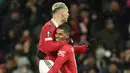 Penyerang Manchester United atau MU, Antony berselebrasi dengan Marcus Rashford setelah mencetak gol kedua timnya ke gawang Real Betis pada leg pertama 16 besar Liga Eropa 2022/2023 di Old Trafford, Jumat dini hari WIB (10/3/2023). MU sukses kalahkan Real Betis dengan skor telak 4-1. (AP Photo/Dave Thompson)