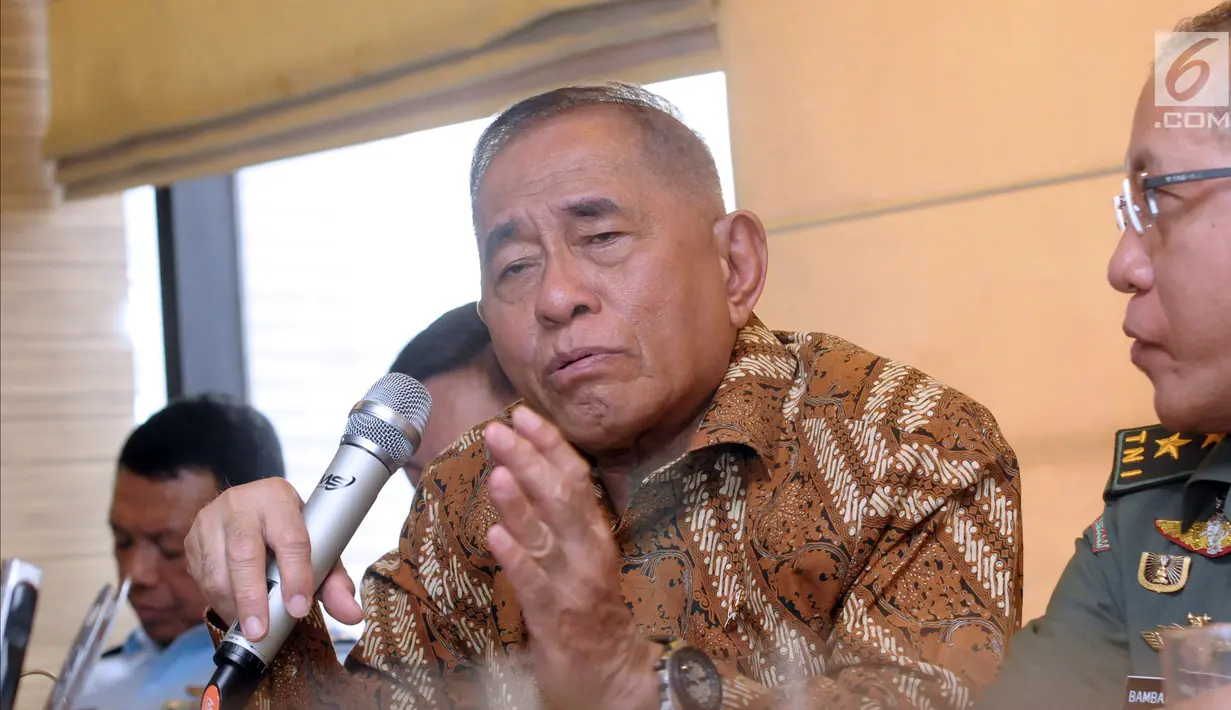 Menteri Pertahanan, Ryamizard Ryacudu saat memberi keterangan terkait isu terorisme di Jakarta, Senin (14/5). Selain itu, pihak Kemenhan juga telah menyiapkan dua strategi dalam menanggapi gugatan Avanti Communications. (Liputan6.com/Helmi Fithriansyah)