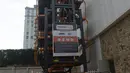 Sebuah parkiran bersusun tersedia di samping gedung perkantoran di Jakarta, Rabu (9/12/2020). Tempat parkir bersusun dinilai juga bisa mengatasi permasalahan parkir sembarangan yang masih menjadi masalah klasik hingga saat ini. (merdeka.com/Imam Buhori)