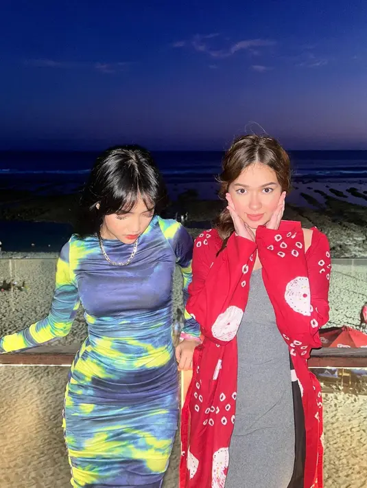 Kekompakan Fuji dan Rebecca Klopper mencuri perhatian warganet hingga disebut layaknya sister goals. [Foto: IG/fuji_an/rklopperr].