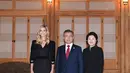 Putri Presiden AS Donald Trump, Ivanka Trump foto bersama dengan Presiden Korea Selatan Moon Jae-in dan istrinya Kim Jung-sook saat mereka makan malam di Gedung Biru Presiden, Seoul, Korea Selatan (23/2). (Photo by Kim Min-Hee/Pool pohjoiyo)