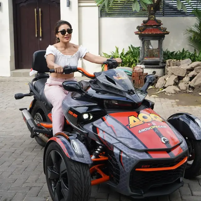 [Fimela] Inge Anugrah naik Moge