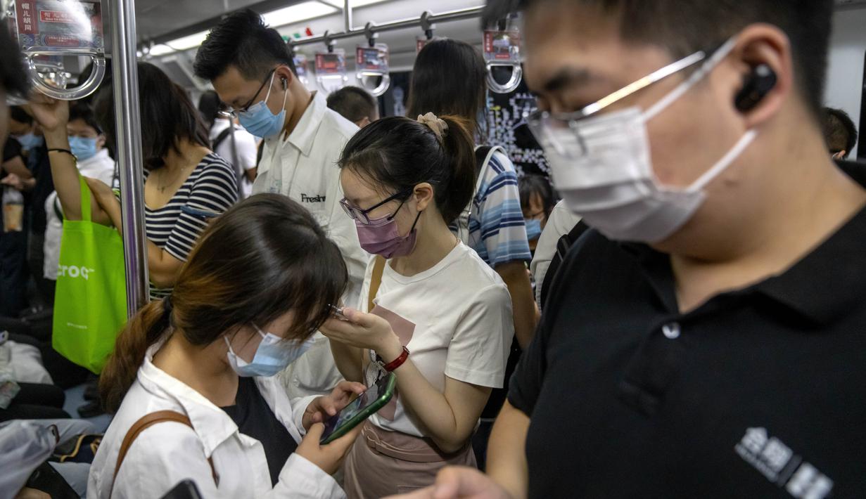 Komuter berjalan melalui stasiun kereta bawah tanah selama jam sibuk pagi hari di kawasan pusat bisnis di Beijing, Selasa, 9 Agustus 2022. 11 juta lulusan universitas China sedang berjuang di pasar kerja yang suram musim panas ini karena penutupan berulang di bawah lockdown COVID memaksa perusahaan untuk mengurangi dan mendorong banyak restoran dan pengusaha kecil lainnya keluar dari bisnis. (AP Photo/Mark Schiefelbein)