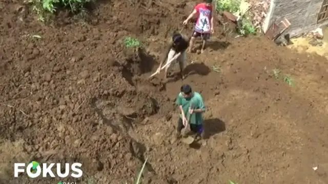 Longsor terjadi setelah hujan mengguyur selama lima jam.