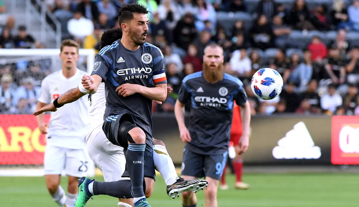 David Villa. Striker Spanyol yang kini berusia 40 tahun yang bersinar bersama Valencia dan Barcelona, dan telah pensiun pada Februari 2020 bersama Vissel Kobe ini pernah berlaga di MLS selama 4 tahun mulai 2015 hingga 2018 saat memperkuat New York City FC. Ketajamannya di Liga Spanyol tak berkurang dengan mencetak total 80 gol dan 21 assist dalam 126 laga bersama New York City FC. Ia berhasil menyabet gelar MLS MVP award tahun 2016 serta MLS Best XI tahun 2016 dan 2017. (AFP/Getty Images/Harry How)