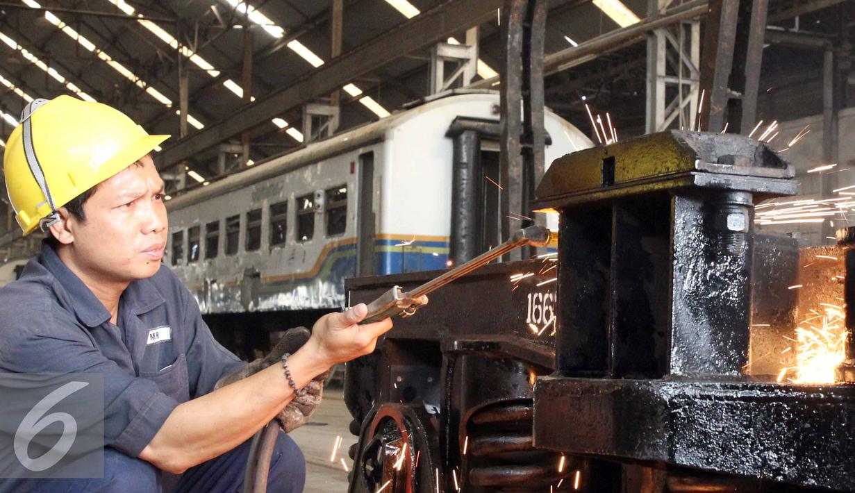 Seorang pekerja menyelesaikan perbaikan gerbong kereta api di Balai Yasa, Manggarai, Jakarta, Rabu (1/7/2015). PT KAI menyiapkan 30 perjalanan kereta api tambahan untuk mengangkut para pemudik jelang Lebaran. (Liputan6.com/Helmi Afandi)