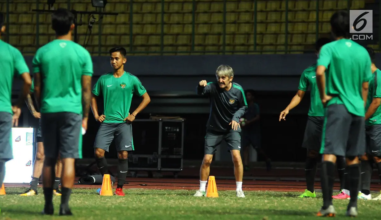 Pelatih fisik Timnas Indonesia, Miguel Gandia memberi arahan saat latihan resmi di Stadion Patriot Candrabhaga, Bekasi (1/9). Timnas Indonesia akan melakoni laga persahabatan dengan Fiji pada Sabtu (2/9). (Liputan6.com/Helmi Fithriansyah)