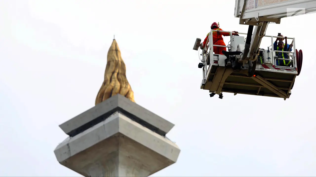 Yuk, Lihat Monas Lebih Dekat Naik Bronto Skylift Pemadam Kebakaran