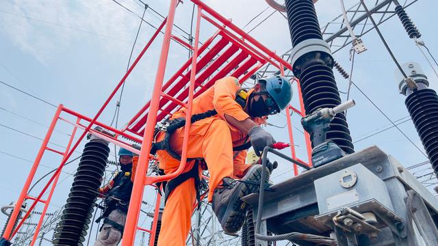 Perawatan Gardu Induk PLN. (Dian Kurniawan/Liputan6.com)