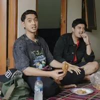 Bersama teman kos-nya, Arya Saloka belum lama ini nostalgia di tempat yang pernah ditinggali sebelum populer. Sambil minum kopi dan makan gorengan Arya mengenang saat masih ngekos. Berikut  potretnya. [Youtube/Rumah Kelana Pictures]