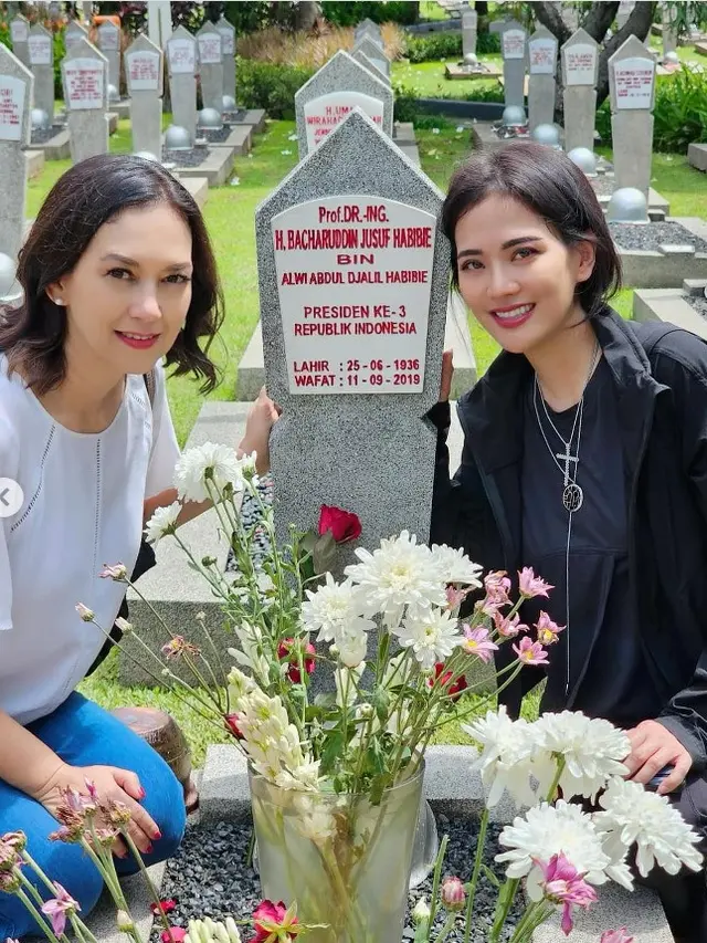 Potret Ira Wibowo dan Eve saat nyekar ke makam B.J. Habibie (Sumber: Instagram/irawbw)
