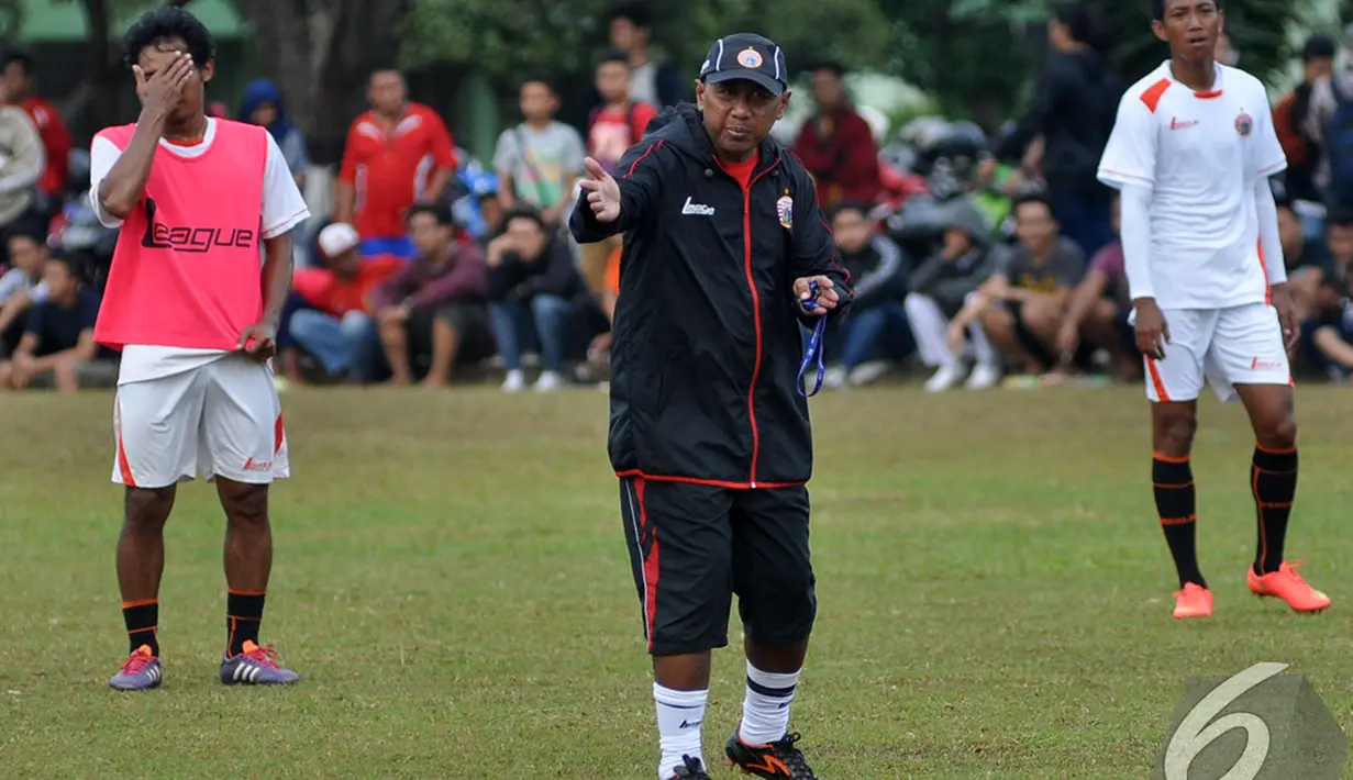 Pelatih Rahmad Darmawan memberikan arahan kepada anak asuhnya saat menjalani latihan di Lapangan Yon zikon 13, Jakarta, Jumat (9/1/2015). (Liputan6.com/Miftahul Hayat) 