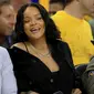 Ekspresi Rihanna menyaksikan pertandingan gim pertama Final NBA 2017 antara Golden State Warriors melawan Cleveland Cavaliers di Oracle Arena, Oakland, (1/6). Dipertandingan final ini Rihanna mendukung Cavaliers. (Ezra Shaw/Getty Images/AFP)