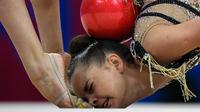 Pesenam Rusia, Dina Averina saat bertanding dalam Individual Multiple of the Senam Ritmik di Olimpiade Eropa 2019 di Minsk (22/6/2019). Pesta Olahraga Eropa ke-2 2019 di Minsk, Belarus dimulai dari 21 Juni sampai 30 Juni 2019.  (AFP Photo/Kirill Kudryavtsev)