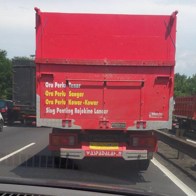 Tulisan Penuh Makna di Belakang Mobil Ini Bikin Cengar Cengir