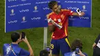 Bintang muda Lamine Yamal menerima trofi pemain terbaik pertandingan pada penghujung laga semifinal EURO 2024 Spanyol vs Prancis di Allianz Arena, Munchen pada Rabu (10/7/2024) dini hari WIB. (AP Photo/Ariel Schalit)