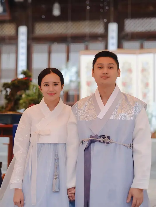 Melalui unggahan foto yang diunggah Beby di Instagram, Beby dan Rizki Natakusumah tampil serasi bak pasangan drakor mengenakan hanbok. [@bebytsabina]