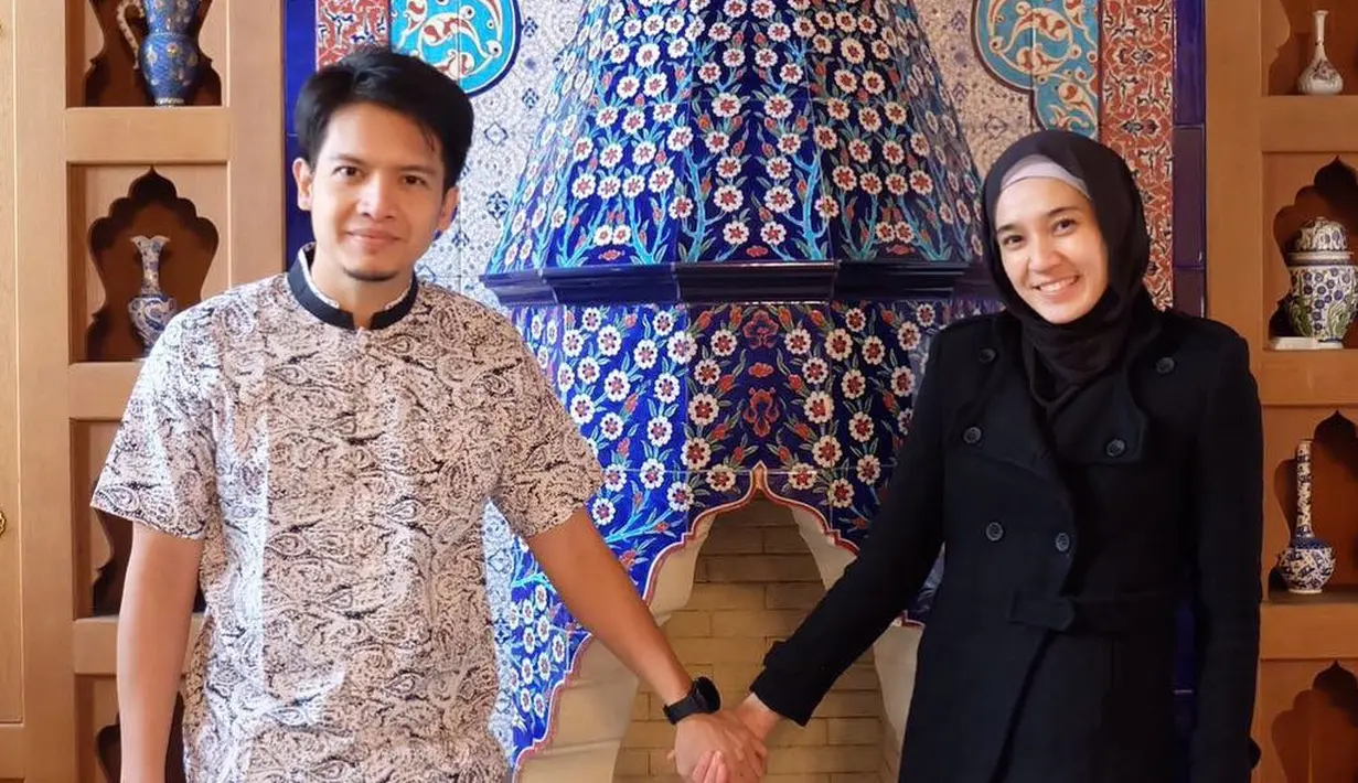 Penampilannya sendiri pun berubah, ia memutuskan untuk tampil dengan mengenakan hijab. Kehidupan rumah tangganya pun jauh dari kabar miring. (Foto: instagram.com/dimasseto_1)