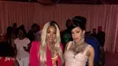 Cardi B tampil cantik dengan dress berwarna pink serta permata yang menghiasi tubuhnya. (People)